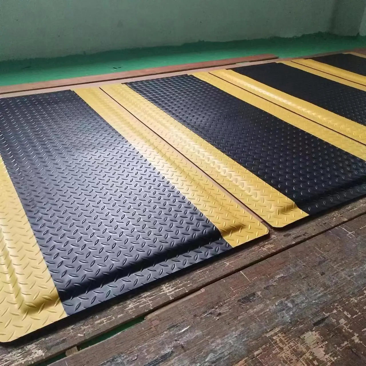 Customized Black Anti slip PVC Surface Anti-static ESD Cushion Anti-fatigue Floor Mat for Grounding in ESD Areas