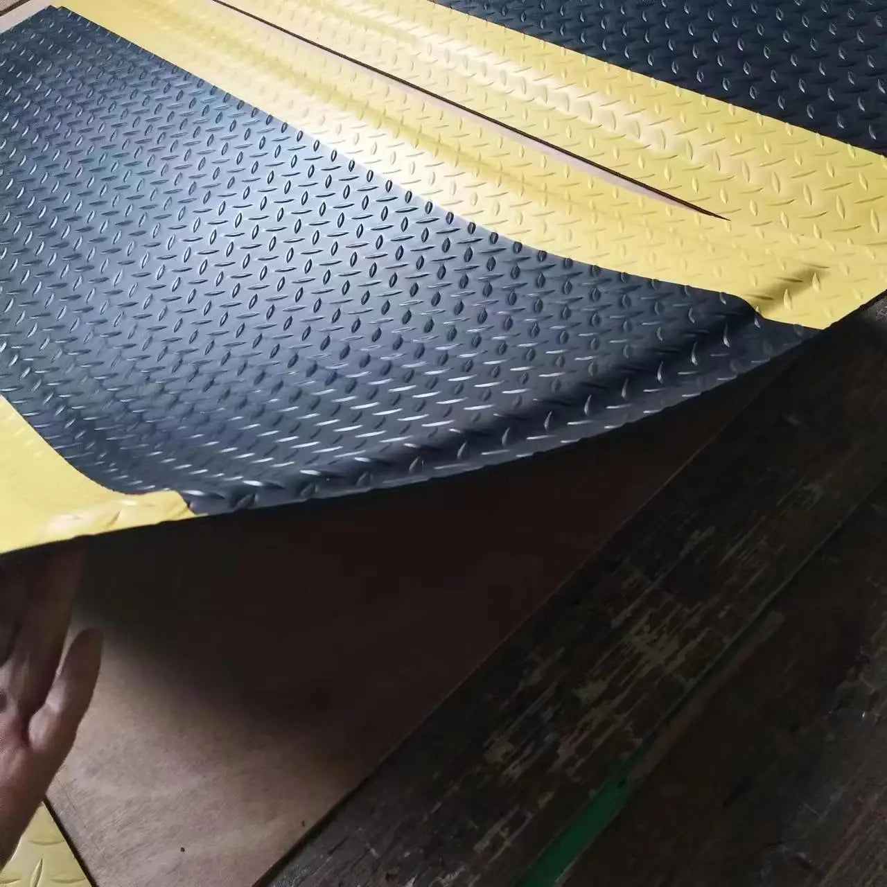 Customized Black Anti slip PVC Surface Anti-static ESD Cushion Anti-fatigue Floor Mat for Grounding in ESD Areas